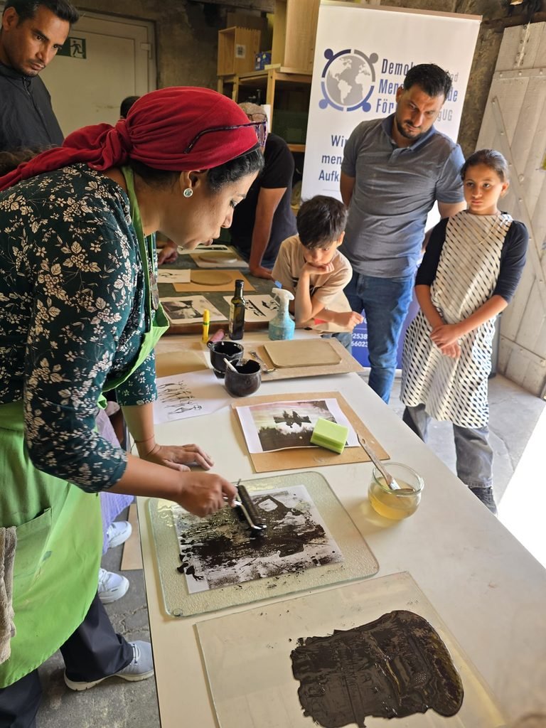 Väter und Kinder entdecken die Kunst des Lithografiedrucks auf Ton